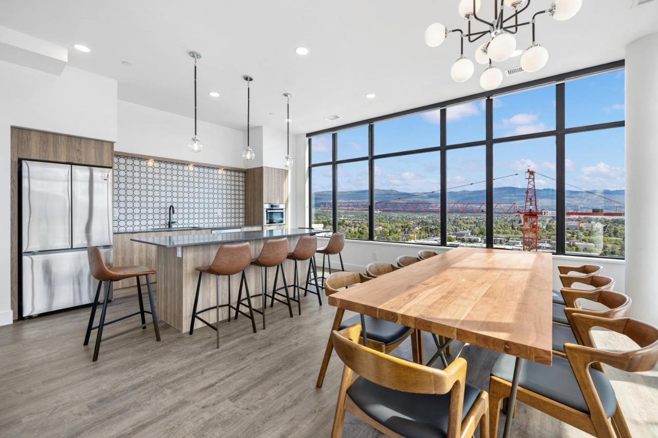 Brand New Luxury Downtown Near The Beach #13 Келоуна Экстерьер фото