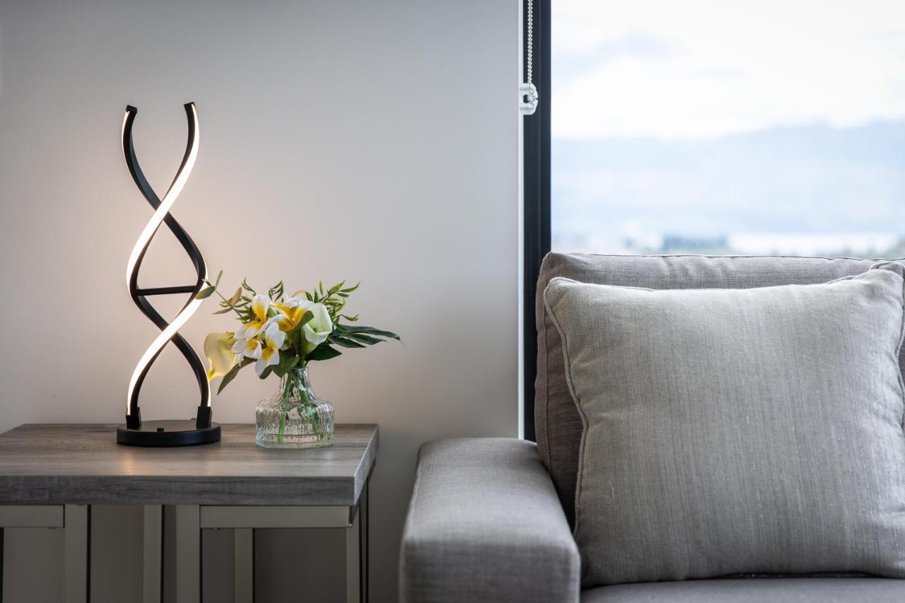 Brand New Luxury Downtown Near The Beach #13 Келоуна Экстерьер фото